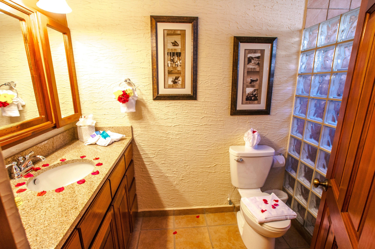 Bathroom 5, Clarion Suites Roatan at Pineapple Villas, Roatán