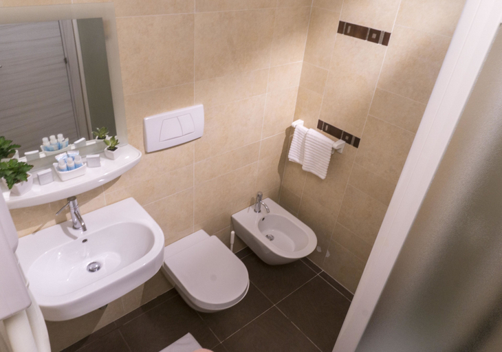 Bathroom 4, Hotel Scialara, Foggia