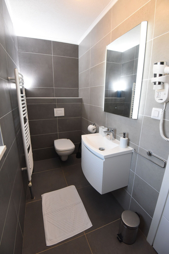 Bathroom 3, Puntamika Lanterna, Zadar