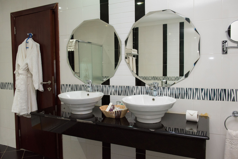 Bathroom 5, Crossroads Hotel Lilongwe, Lilongwe City