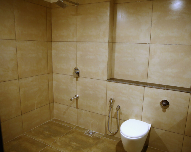 Bathroom 3, Five Petals Hotel & Banquets, Ahmadabad