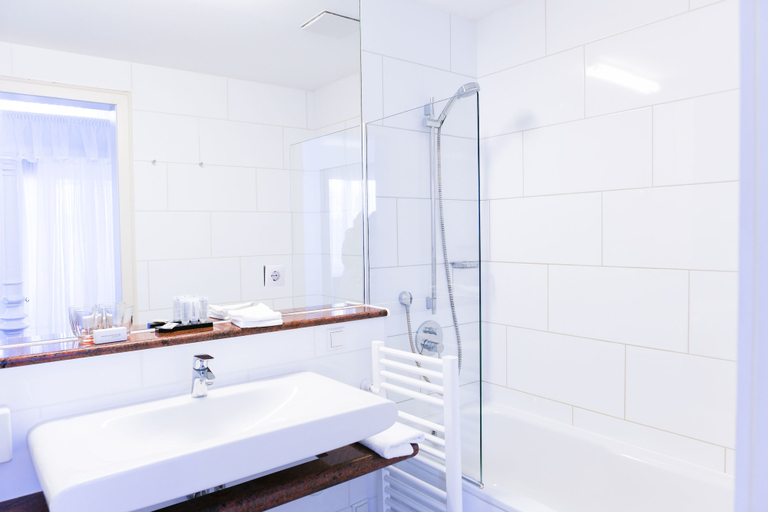 Bathroom 5, Hotel Bamberger Hof Bellevue, Bamberg