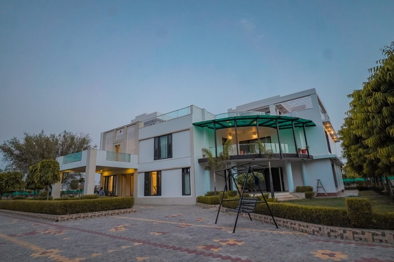 Exterior & Views