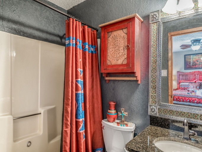 Bathroom 4, Hummingbird Oasis, Lincoln