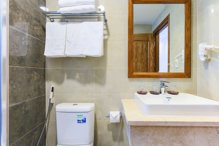 Bathroom 4, Hoang Lan Hotel, District 3
