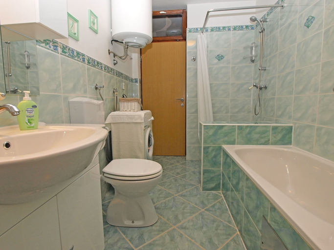 Bathroom 3, Apartment 389, Pula