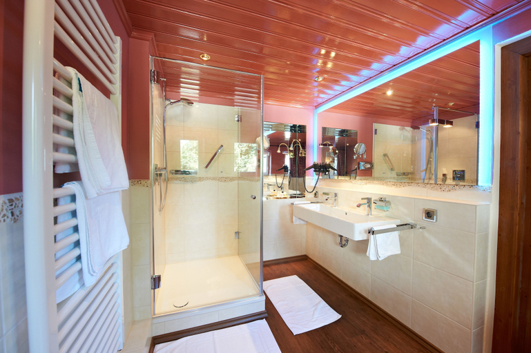 Bathroom 5, Garden Hotel Reinhart, Rosenheim