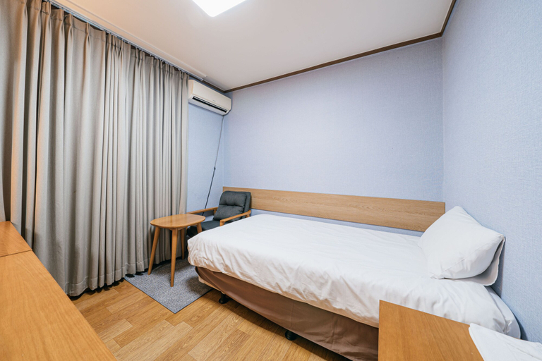 Bedroom 3, Jeju Miracle Hotel, Jeju