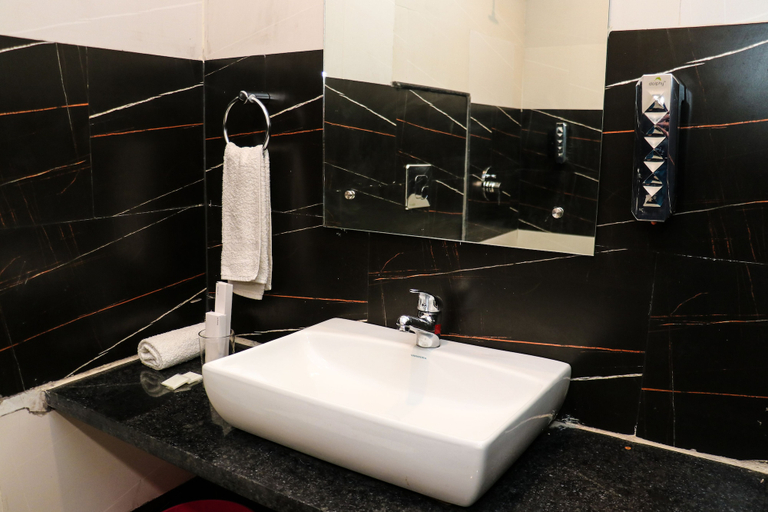 Bathroom, RIVITA The Red Flag, Dewas