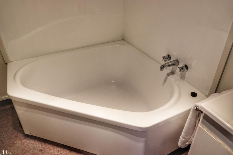 Bathroom 3, Marksman Motor Inn, Wellington