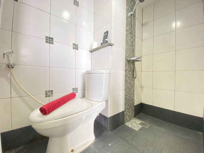 Bathroom 2, Relaxing 2Br Apartment At The Jarrdin Cihampelas, Bandung