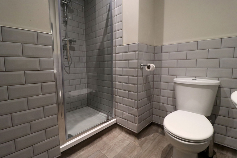 Bathroom 3, The Bridge Hotel, Bolton
