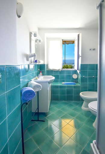 Bathroom 3, Casa Raffi, Salerno