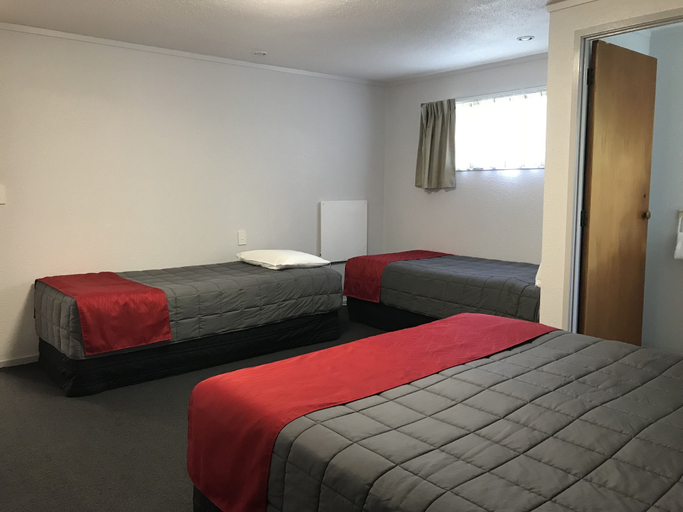 Bedroom 4, Edelweiss Motel, Far North