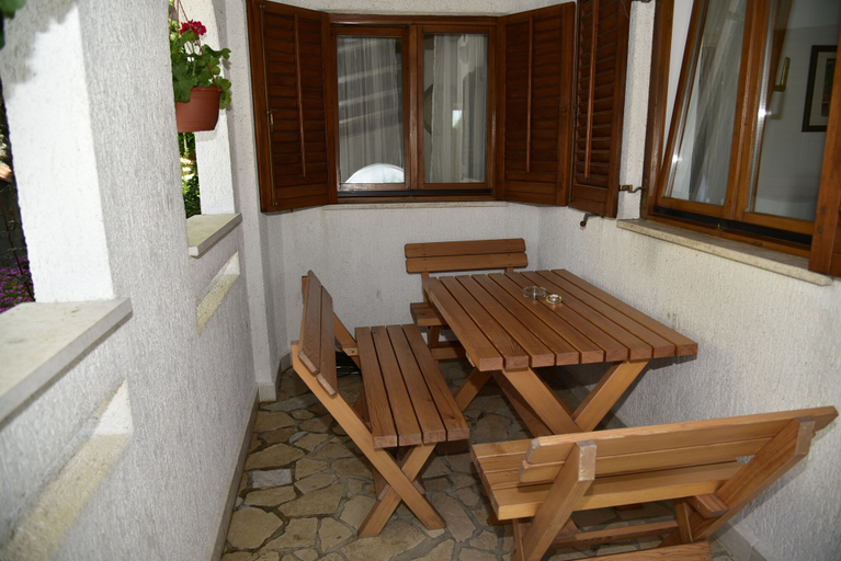 Others 4, Apartment Wood Street and India, Omišalj