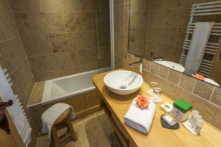 Bathroom 4, Neige et Roc, The Originals Relais, Haute-Savoie
