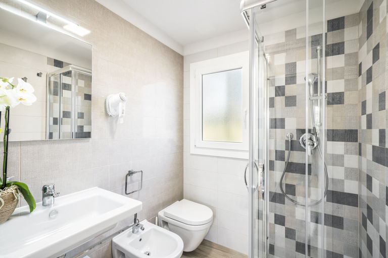 Bathroom 5, Onda Blu Resort, Brescia