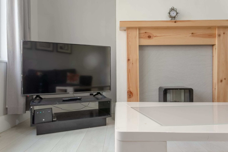Others 4, Modern 2 Bedroom Apartment in Morden, London