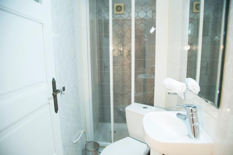 Bathroom 5, Apt Moderne Face au Parc et au c ur de la Marsa, La Marsa