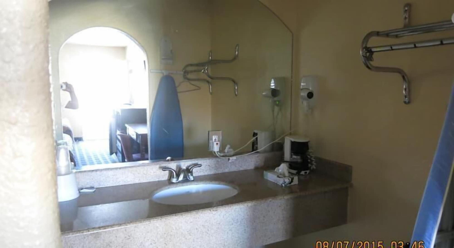 Bathroom 3, Taylor village inn and suites, Williamson