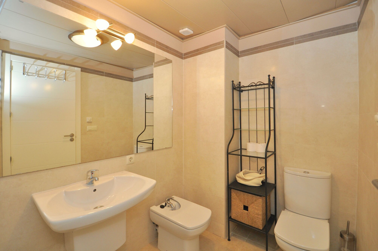 Bathroom 4, Apartment Garbi Boadella, Girona
