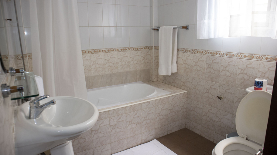 Bathroom 3, His Majesty's Hotel and Apartments, Accra