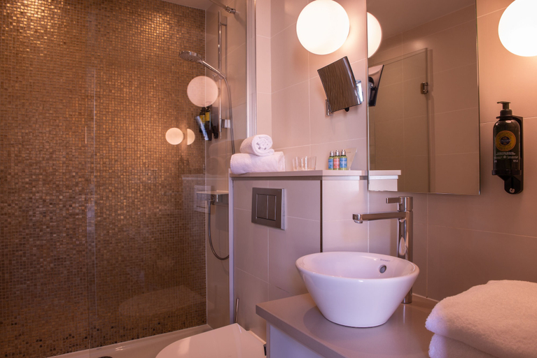 Bathroom 4, Hotel Yllen Eiffel, Paris