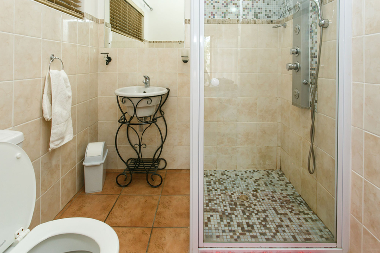 Bathroom 3, Langenhoven B and B, Eden