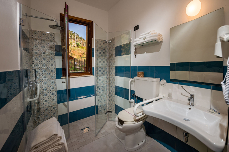 Bathroom 5, Hotel Cala Marina, Trapani