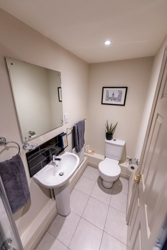 Bathroom 4, A Very British Place to Stay - 3 Bedrooms Central, Oxfordshire