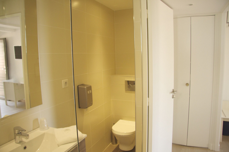 Bathroom 5, Hotel Le Concorde, Bouches-du-Rhône