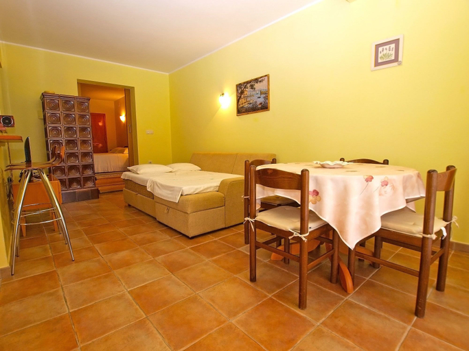 Others 4, Apartment 389, Pula