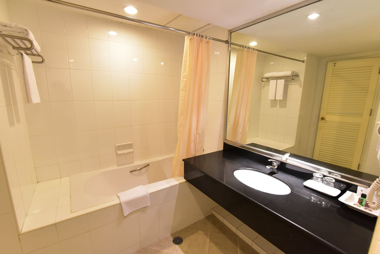 Bathroom 5, New Season Hotel, Hat Yai