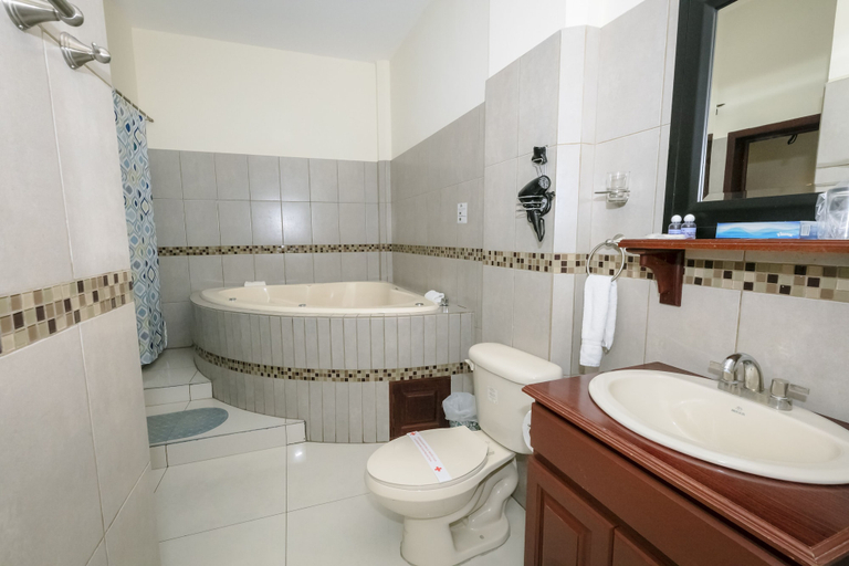 Bathroom 3, Hotel Mediterraneo Inn, Santa Rosa de Lima