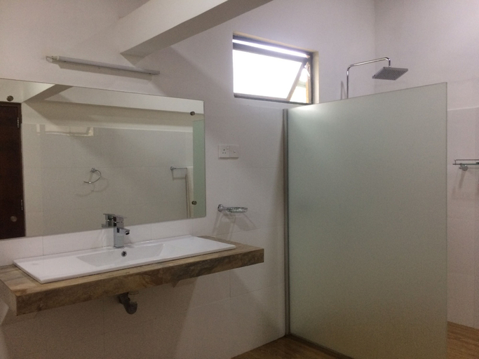 Bathroom 4, Oruthota Chalets, Medadumbara