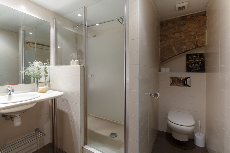 Bathroom 4, AinB Picasso Corders Apartments, Barcelona
