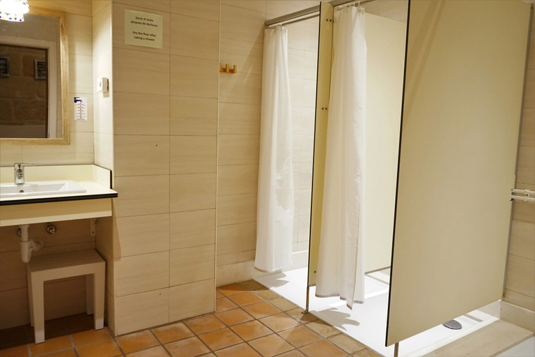 Bathroom 5, Hostel Menorca - Albergue Juvenil, Baleares
