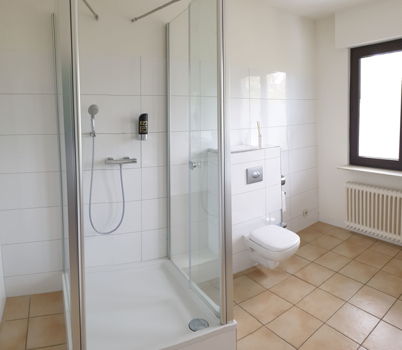 Bathroom 5, Zur Wolfschlucht, Offenbach