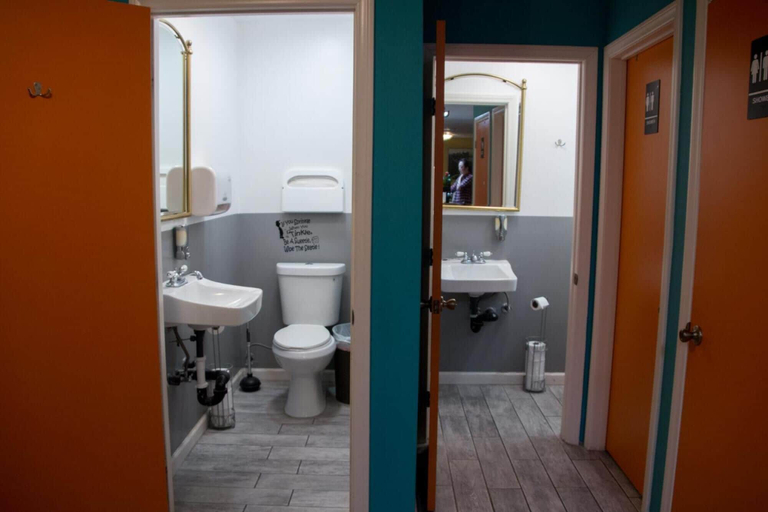 Bathroom 4, Melrose Hostel, Los Angeles