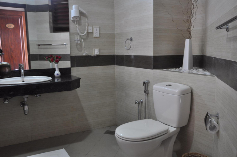 Bathroom 3, Laya Beach, Panadura