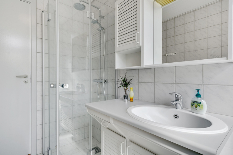 Bathroom 3, Apartment 2 bedroom with lake view, Aabenraa
