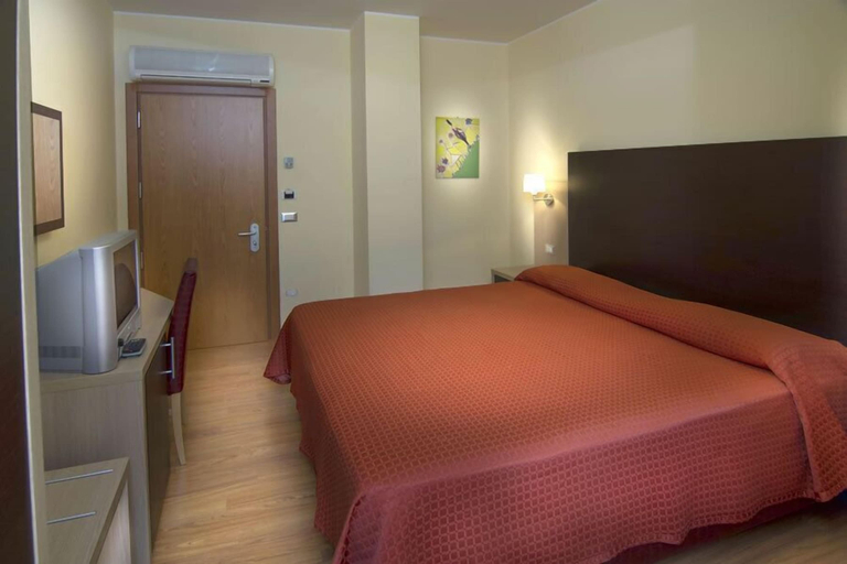 Bedroom 4, Hotel Miami, Teramo