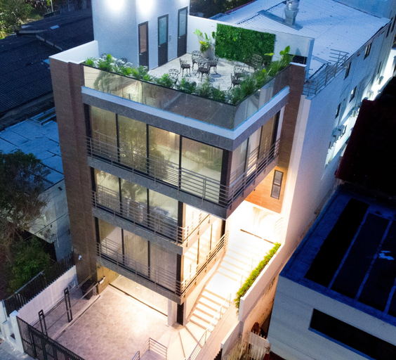Exterior & Views