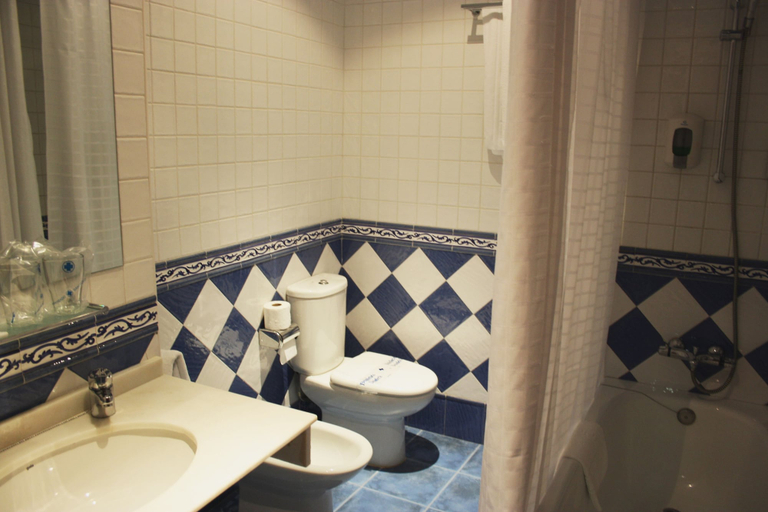 Bathroom 4, Hosteria Sara by gaiarooms, Salamanca
