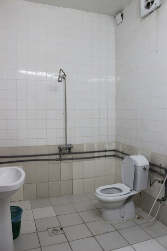 Bathroom 5, Al Eairy Serviced Apartments Company is a one-person company 4