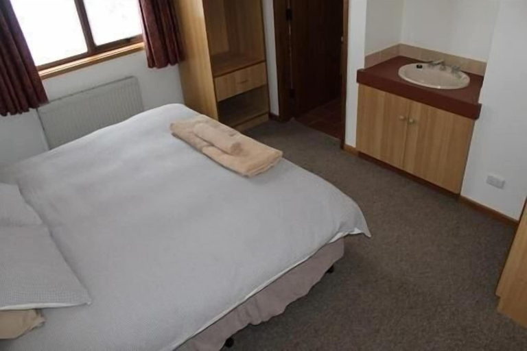 Bedroom 2, Boonoona Ski Lodge, Snowy River