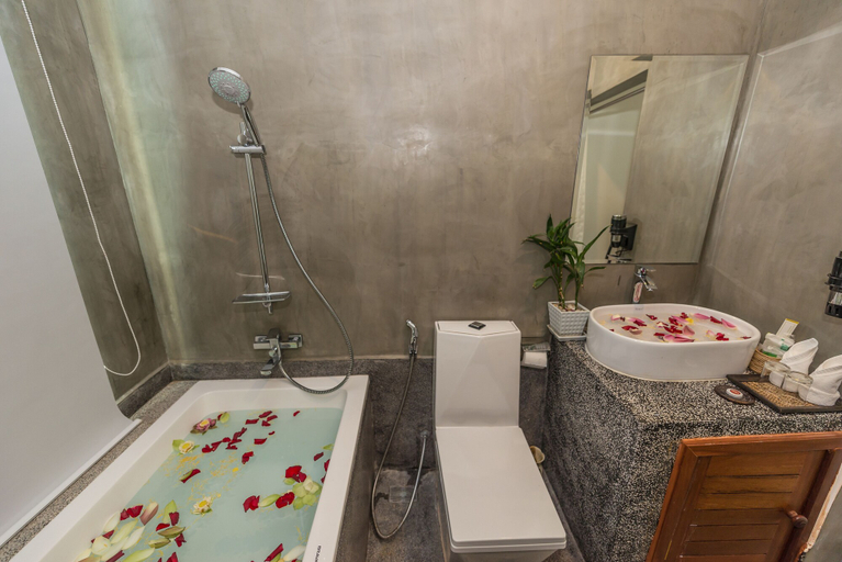 Bathroom 4, Villa Bayon Guides, Siem Reap