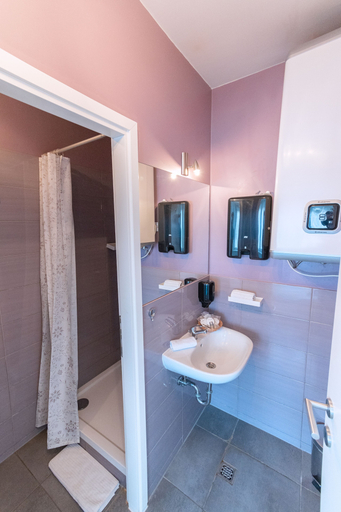 Bathroom 4, The Dots Hostel, Zagreb