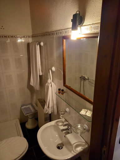 Bathroom 5, Archontiko Theodora, Thessaly
