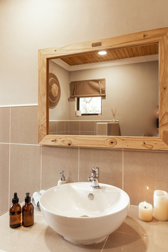 Bathroom 3, Baluleni Safari Lodge, Mopani